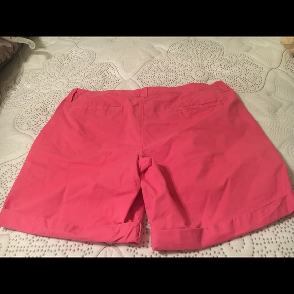 Ladies size 12 pink Old Navy shorts - Picture 2 of 3